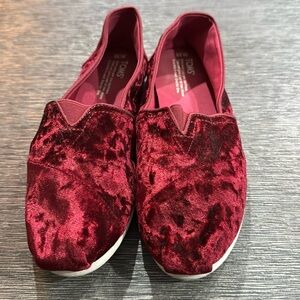 Women’s velvet Tom’s size 10.